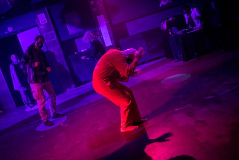 Robert Franciszty, Antikorona hepening ili „Ako ne mogu plesati, ne želim biti dio vaše revolucije“, Močvara, 9. siječnja 2021., foto: Joža, subsite.hr