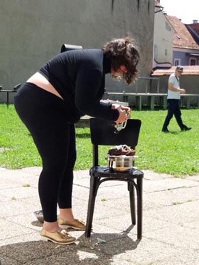 Andrea Júlia Fajger Dudás, performans Candy Venus Bakes