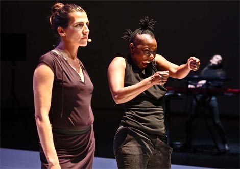 Compagnie Julie Dossavi, Cross & Share, kor. Julie Dossavi, Hamid Ben Mahi, Sergé Aimé Coulibaly, Thomas Lebrun, foto: Grégory Brandel