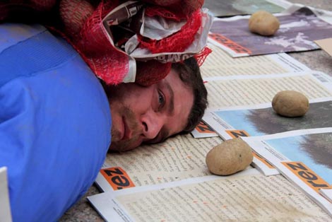 Darko Brajković Đepeto Njapo: Kolportiranje Zareza, 2016. Foto: Lovro Čepelak