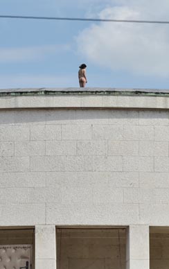 Nina Kamenjarin: re-enactment Gotovčeva performansa Straža na Rajni iz 1994. godine, Dom HDLU, Zagreb, 25. lipnja 2020. (Arhiv: Domino)