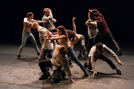 Hungry Sharks, Austrija: Hidden in Plain Sight (Skriveno svima pred očima), kor. Valentin Alfery