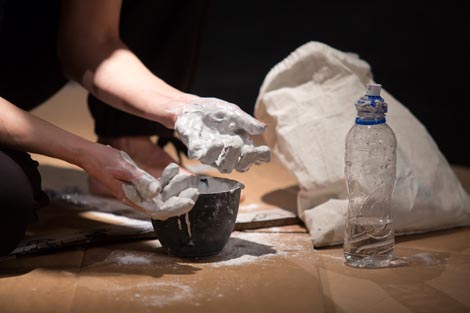 Kako dotaknuti zmaja – Arhiv kretanja u pet solo scena, autorica Iva Nerina Sibila, foto: Tomislav Sporiš