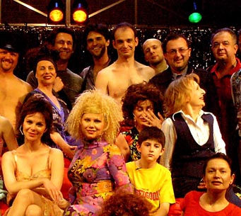 Lili Čaki s ansamblom mjuzikla Skidajte se do kraja