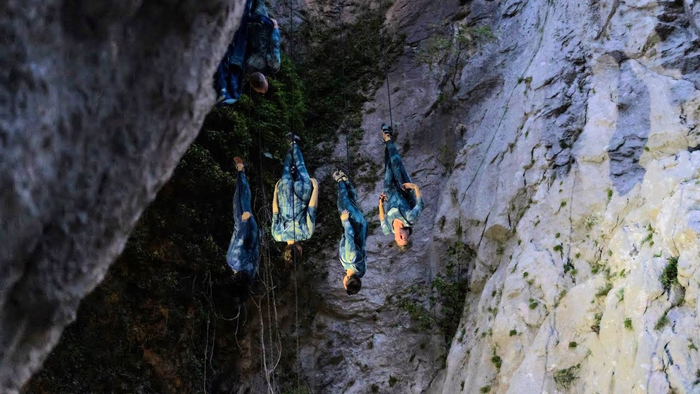 <em>Ljuska</em>, umjetničko vodstvo i koreografkinje Julie Taffe i Marija Šćekić, autor fotografije Marko Lorenzo Blaslov