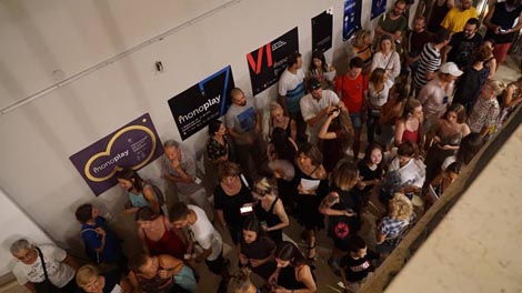 Posjetitelji uoči jedne od izvedbi na 10. Monoplayu