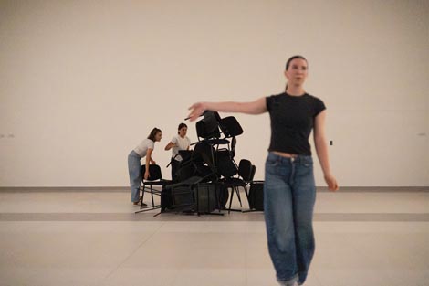 U.O. Os: On words, chairs and everything you might read into, kor. Matea Bilosnić, foto: Adrijana Vidić