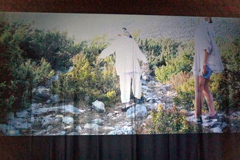 Plesna kartografija: reimaginacija okoliša, autorica Matea Bilosnić, fotografija projekcije na festivalu Monoplay u Zadru