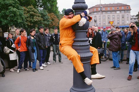 performansa Prilagođavanje objektima na Trgu maršala Tita – Trg maršala Tita, volim Te!, foto: Boris Cvjetanović i ostali