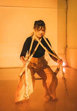 Tricycle Trauma: Uzemljenje, duodrama za čovjeka i trapez, autorica Ivana Pedljo