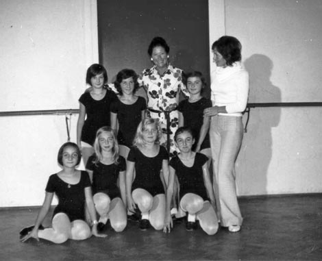 Ana Roje i Ana Tomić s drugom generacijom plesača Odjela za balet i ritmiku