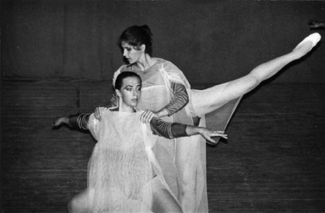 Sanja Ranković (udana Brebrić) i Deana Pavić (udana Gobac) u koreografiji na glazbu Adagia Tomasa Albinonija