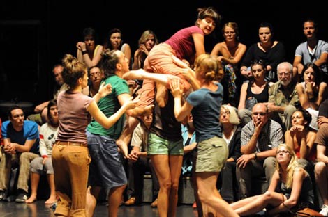 Predstava za sedam izvodača i publiku.